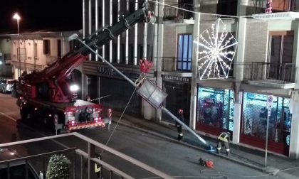 Novara: intervento per palo pericolante in corso Torino