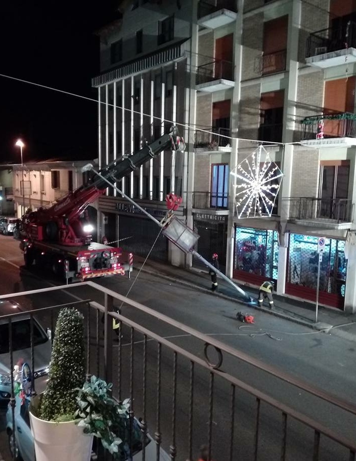 Novara: intervento per palo pericolante in corso Torino