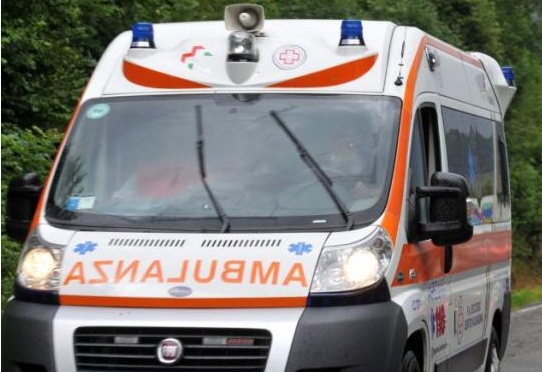 Novara, viale Verdi: donna investe due pedoni in un colpo solo