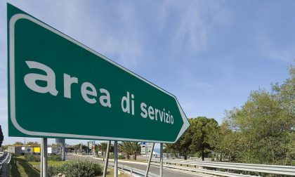 Nudi, all'aperto, fanno sesso in una piazzola della A26: denunciati