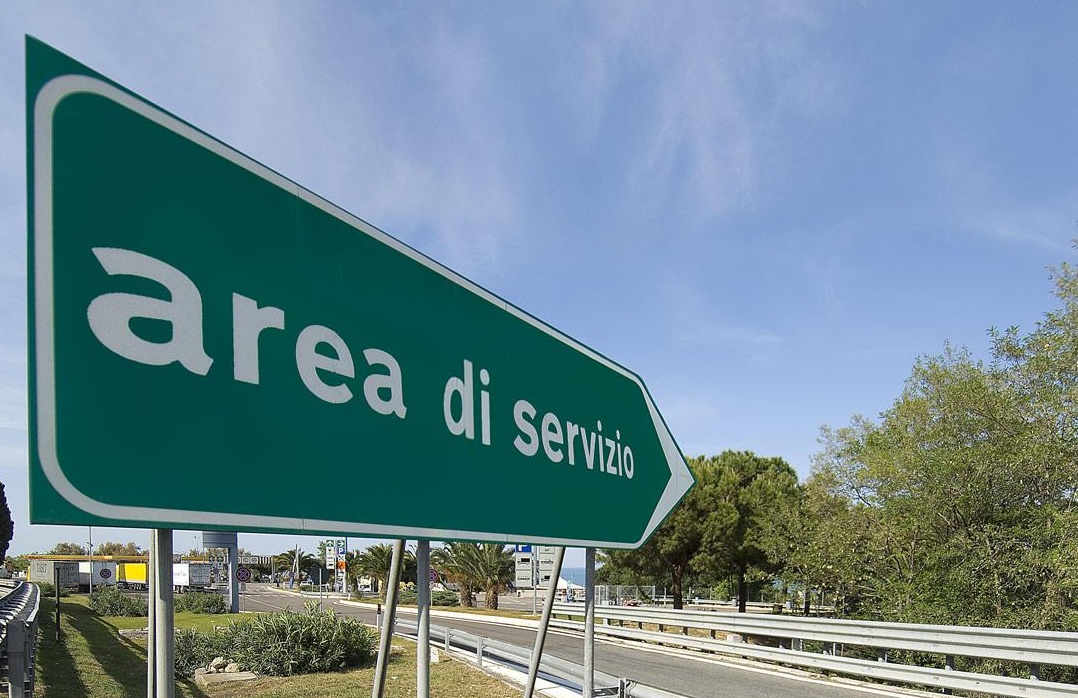 Nudi, all’aperto, fanno sesso in una piazzola della A26: denunciati