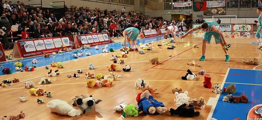 Oleggio Basket a canestro con il Teddy Bear Toss
