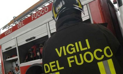 Pombia: a fuoco il tetto di una villetta in via Roma