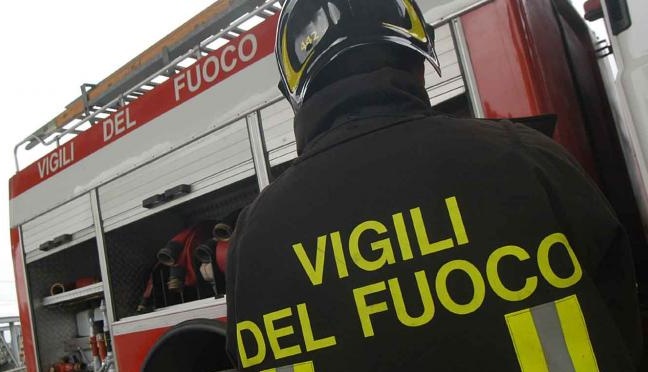 Pombia: a fuoco il tetto di una villetta in via Roma