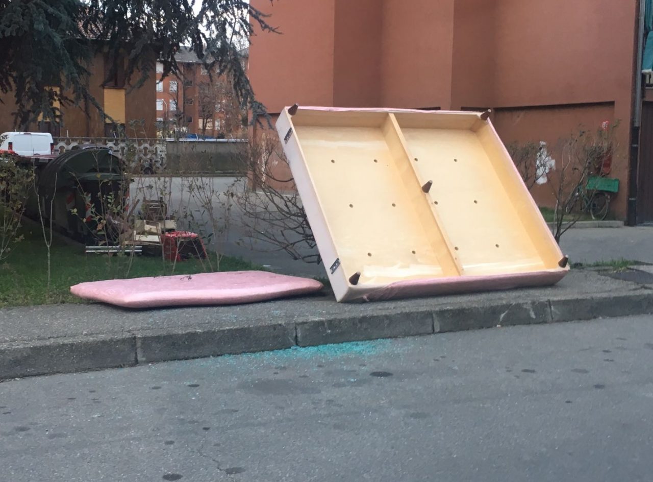 Rifiuti abbandonati in via Morazzone a Novara