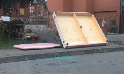Rifiuti abbandonati in via Morazzone a Novara