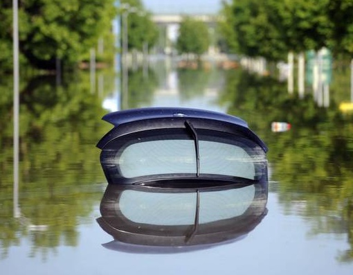 Tenta di attraversare l’Agogna in auto: rischia di annegare