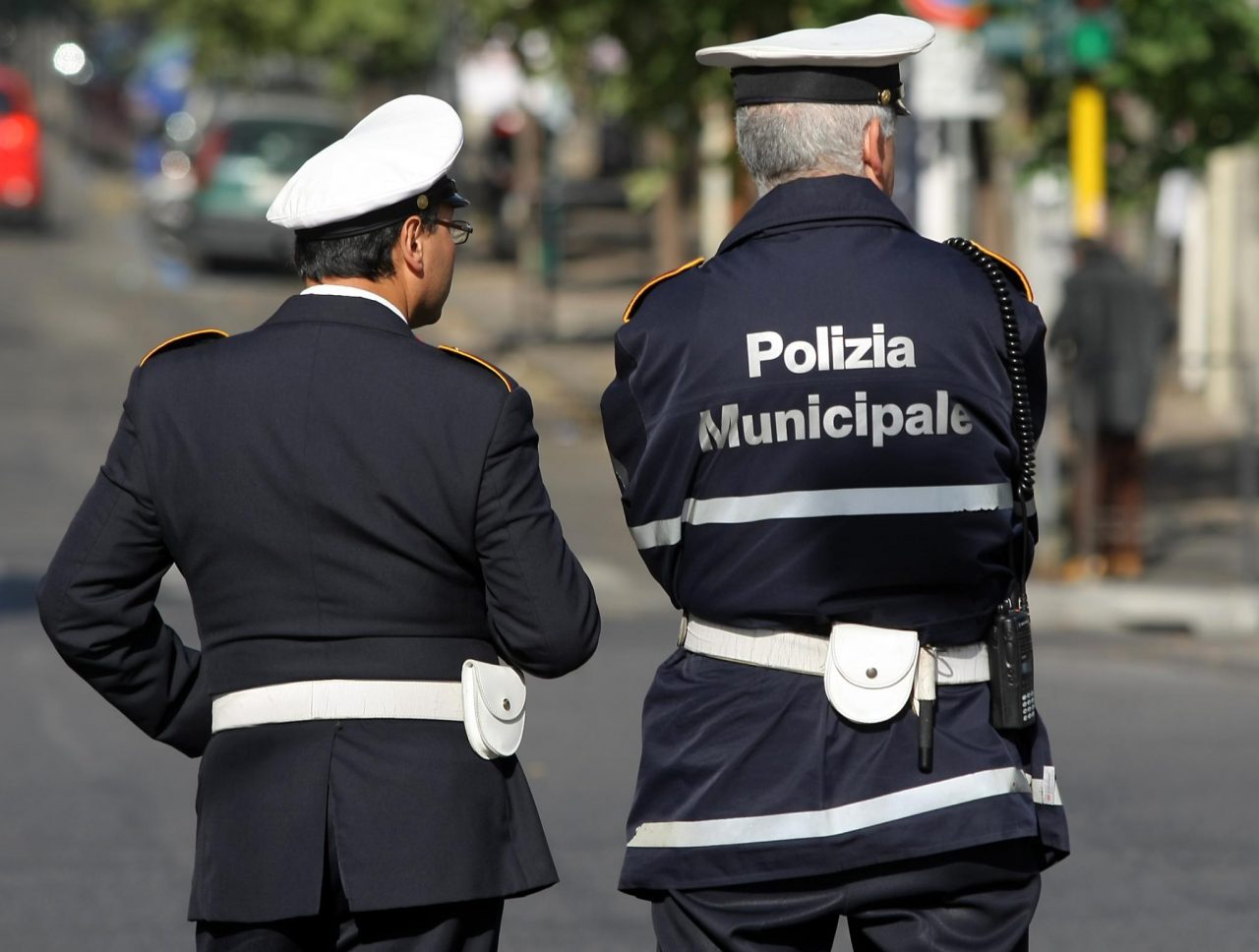 Trecate: vigili fermano auto rubata grazie alle telecamere