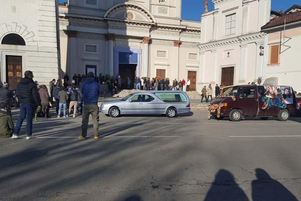 Addio Davide, «ora “surfa” come solo tu sai fare»