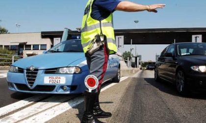 Auto fugge da un posto di blocco e provoca un incidente