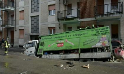 Camion sprofonda in una voragine e rompe una tubatura