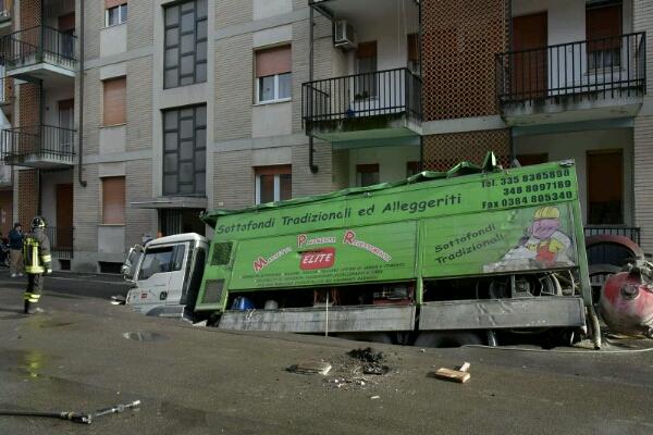 Camion sprofonda in una voragine e rompe una tubatura