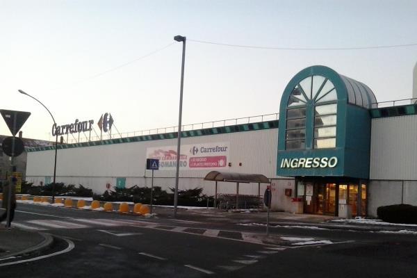 Cessa l’attività il Carrefour di viale Kennedy a Borgomanero