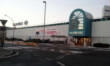 Cessa l'attività il Carrefour di viale Kennedy a Borgomanero