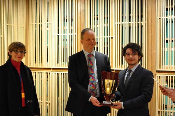 Gli studenti novaresi premiano il direttore del Museo degli Uffizi