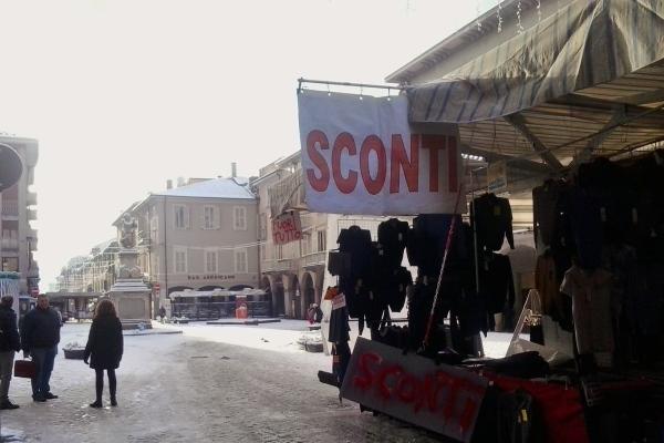 Notte di neve a Borgomanero: disagi e qualche tamponamento (fotogallery)