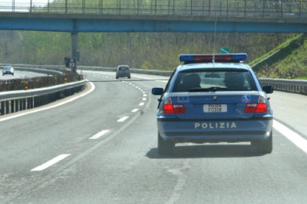 Sesso in A26: denunciati per atti osceni
