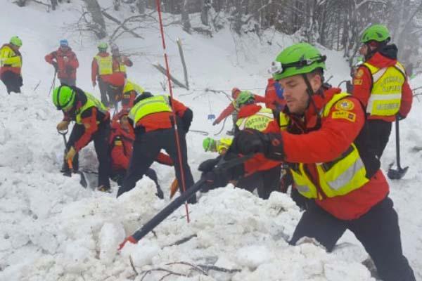 Si continua a scavare nella neve tra le macerie dell’hotel Rigopiano