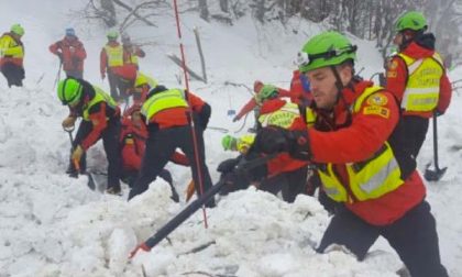 Si continua a scavare nella neve tra le macerie dell’hotel Rigopiano