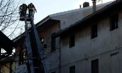 Tetto in fiamme a Galliate