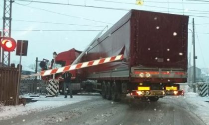 Tir contro le sbarre: incidente in via Simonotti