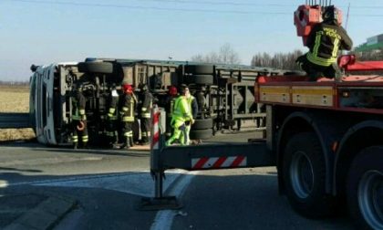 Tir si ribalta sull’ex ss 32