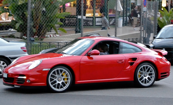 73enne intasca 50.000 euro vendendo una Porsche inesistente