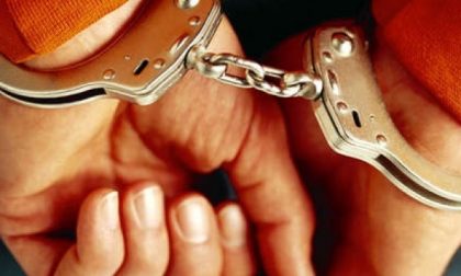Accoltella il compagno, lui in ospedale cerca di coprirla