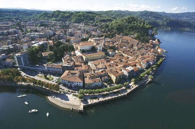 Arona: “Il centro è un deserto: in giro un groviglio di auto”