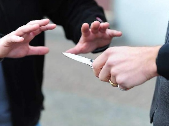Lite via whatsapp e scontro sul pianerottolo con i coltelli: due ragazze denunciate