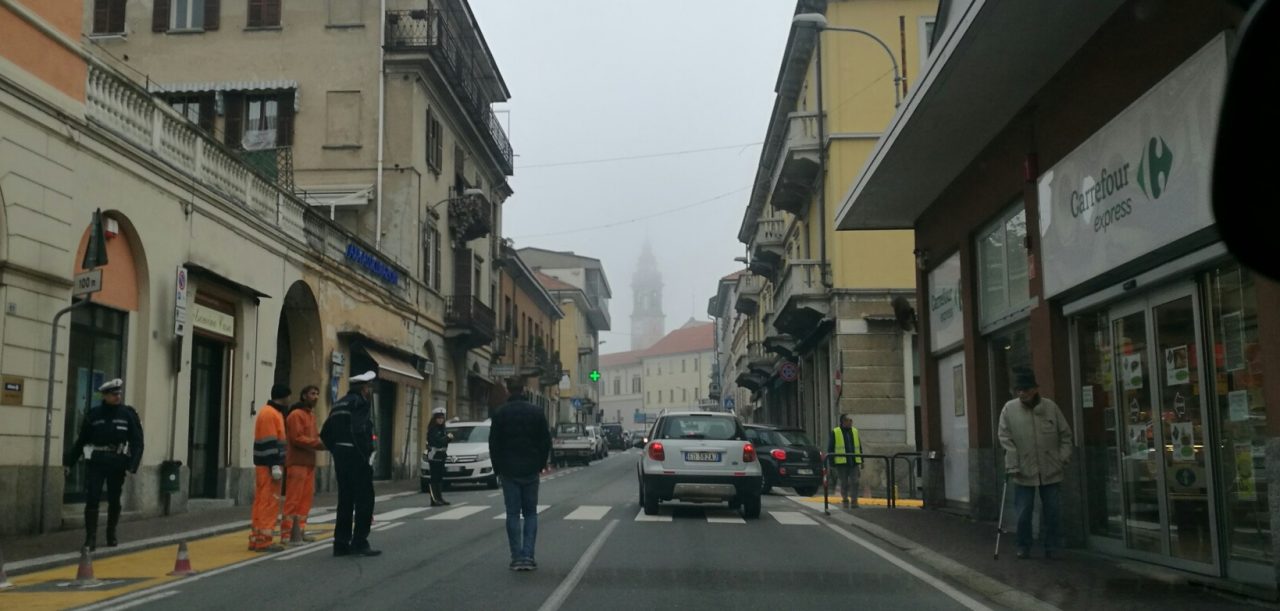 Arona: piazzato il cordolo che impedisce la svolta a sinistra da via Gramsci