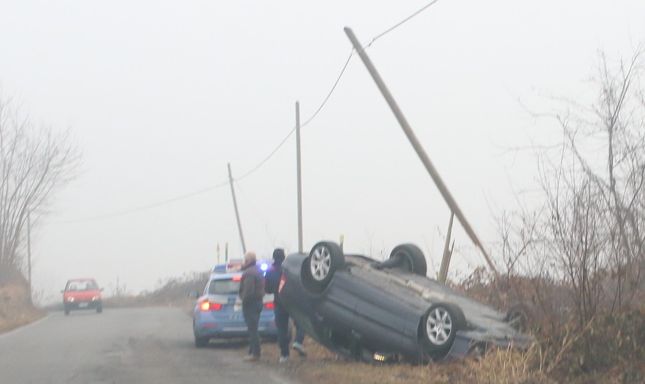 Gattico: auto si ribalta sulla Sp 19