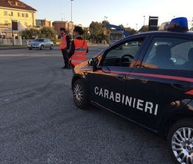 Gattico: torna a casa ubriaca e incendia il divano