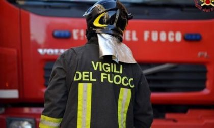 Incendio in via della Pace: due furgoni distrutti