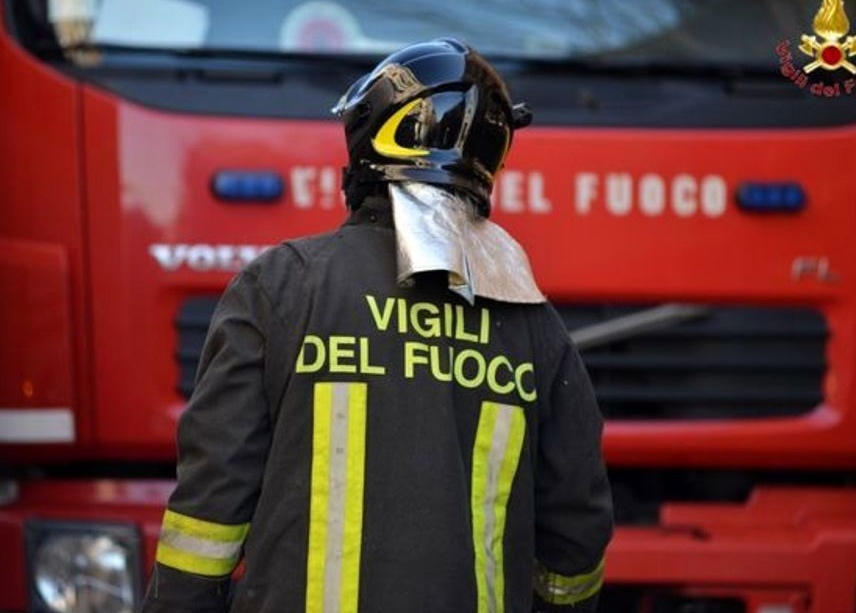 Incendio in via della Pace: due furgoni distrutti