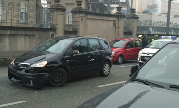 Incidente davanti al pronto soccorso: code e rallentamenti