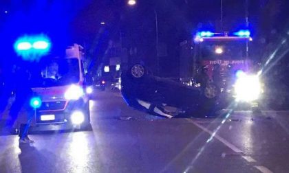 L'auto si ribalta, rimane praticamente illeso