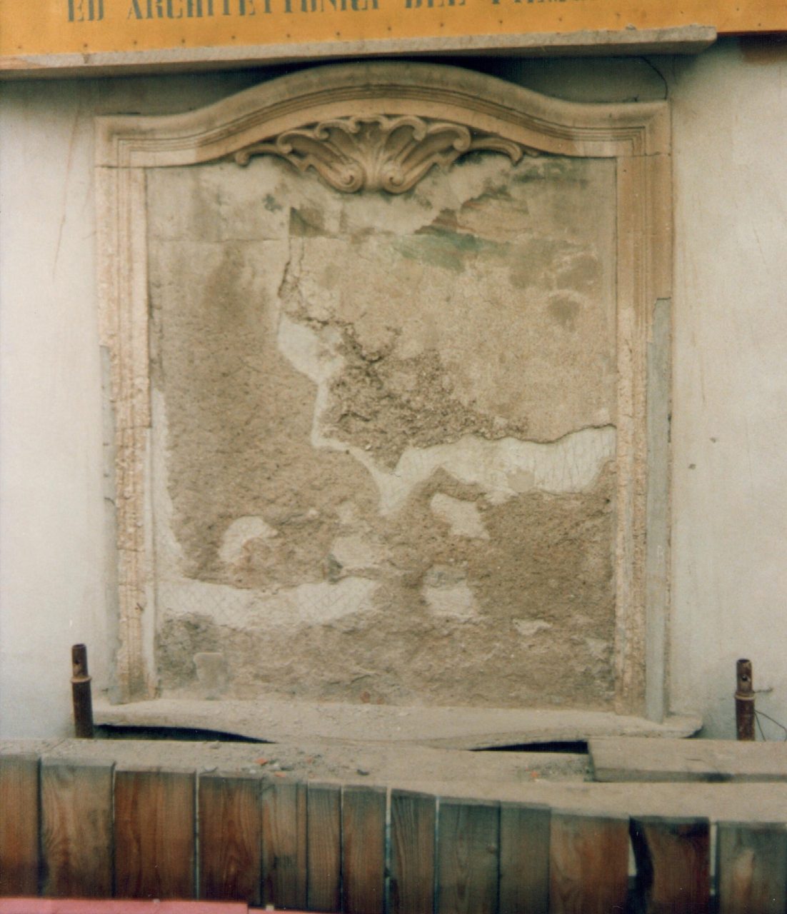 La storia del misterioso affresco in piazza San Graziano