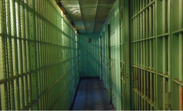 Petardi e musica a tutto volume davanti al carcere per dire no alla violenza