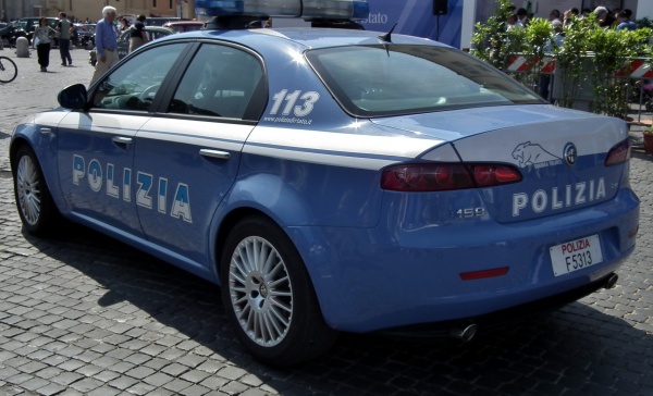 Novara: accoltellato in casa, indaga la polizia