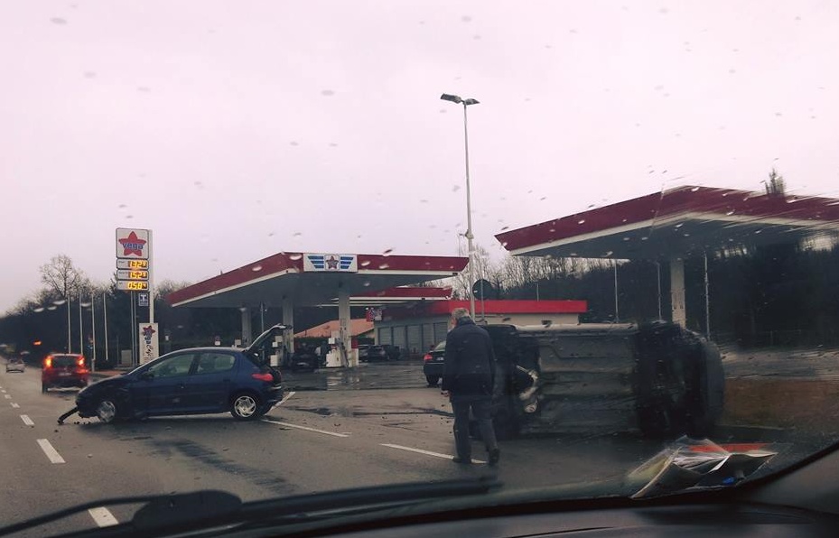 Paruzzaro incidente: auto ribaltata davanti al distributore