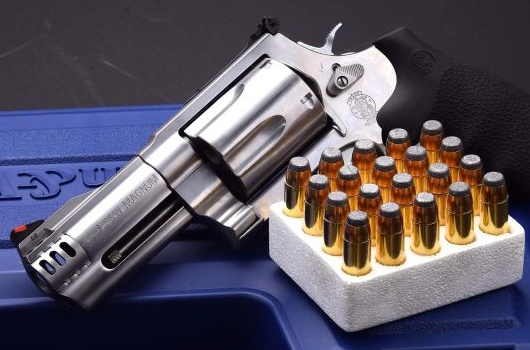 Pizzicato dai carabinieri con un revolver e delle cartucce in auto: denunciato