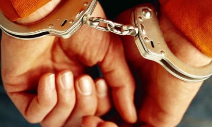 Polizia ferma pusher e lui ingoia la droga