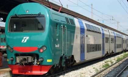 Treno travolge un'auto sui binari