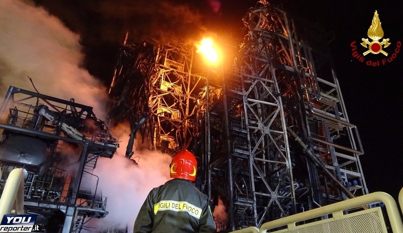 Un boato e poi le fiamme: paura alla raffineria di Sannazaro