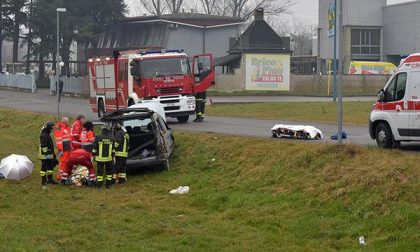 Auto esce di strada in corso Vercelli