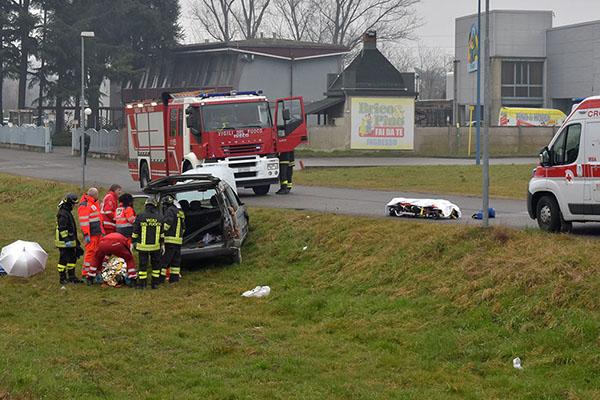 Auto esce di strada in corso Vercelli