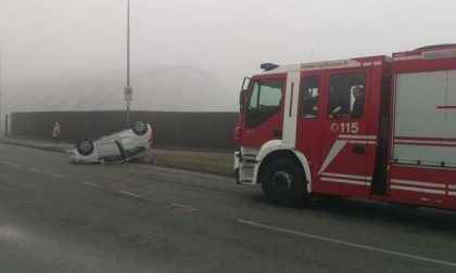 Auto ribaltata in via Bonola