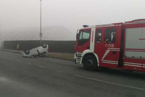 Auto ribaltata in via Bonola