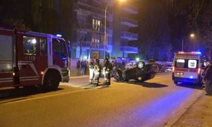 Auto si ribalta davanti allo stadio Piola